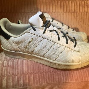 Adidas. Women’s Vintage shell toe Adidas.